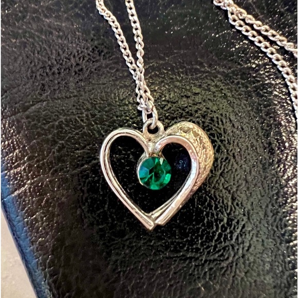 Vintage Emerald Green Stone Silver Filigree Heart Pendant Necklace - Picture 2 of 11